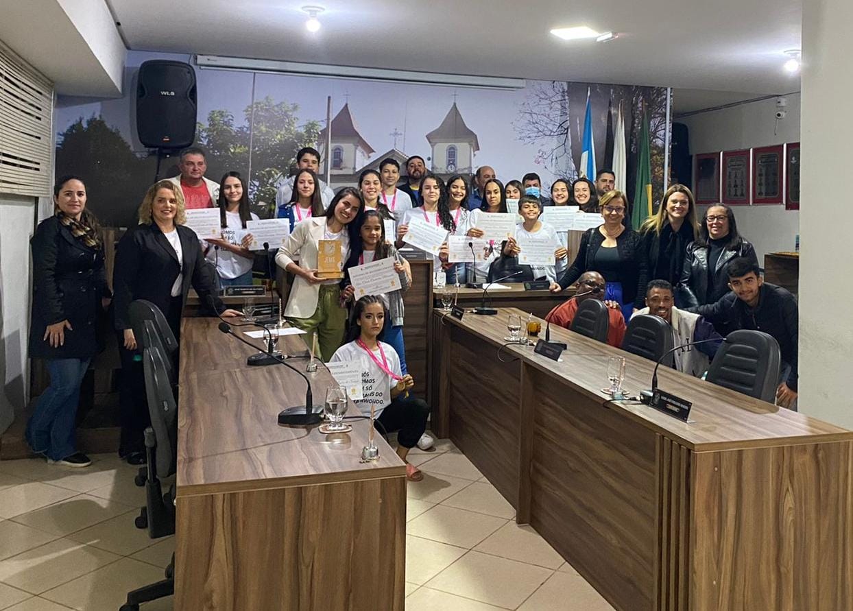 ATLETAS FIRMINENSES RECEBEM DIPLOMA DE RECONHECIMENTO